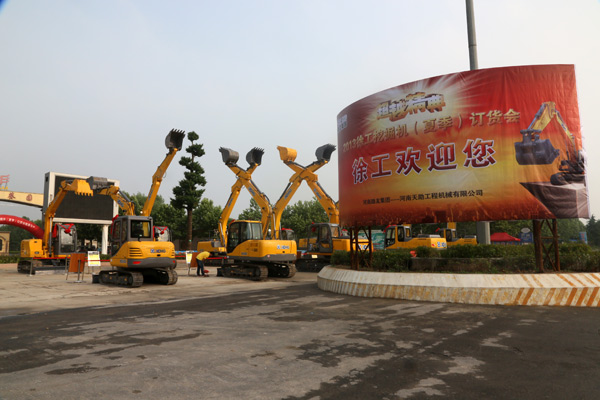 路友公司—2013年心博注册挖掘机订货会外景