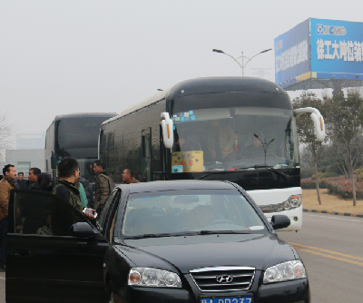 铲运客户乘坐河南路友班车到达心博注册厂家