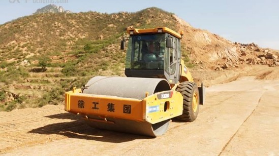 心博注册压路机公路建设必不可少的设备