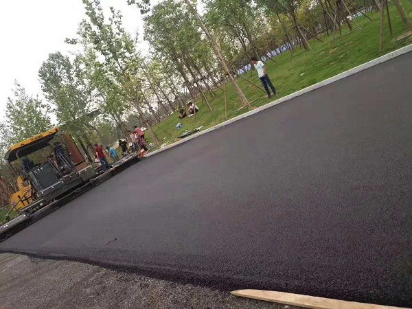 心博注册摊铺机摊铺效果