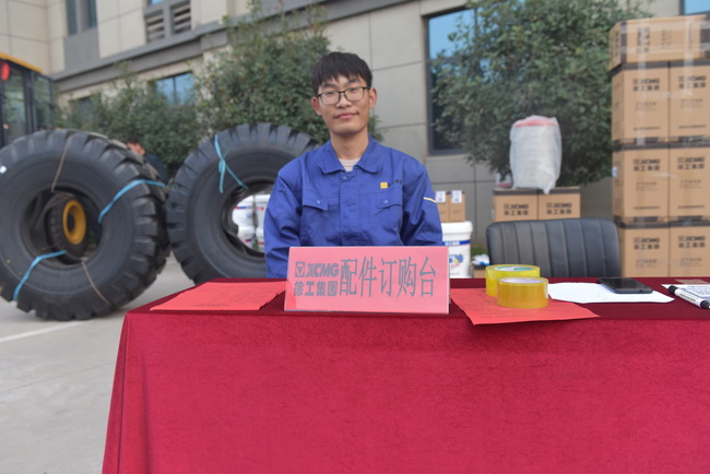 心博注册装载机配件展示区