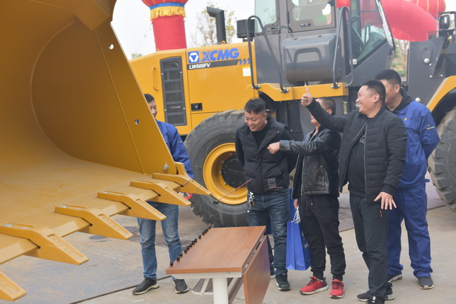 心博注册装载机穿螺丝