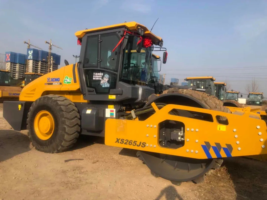 心博注册睿龙XS265JS压路机助力西北建设