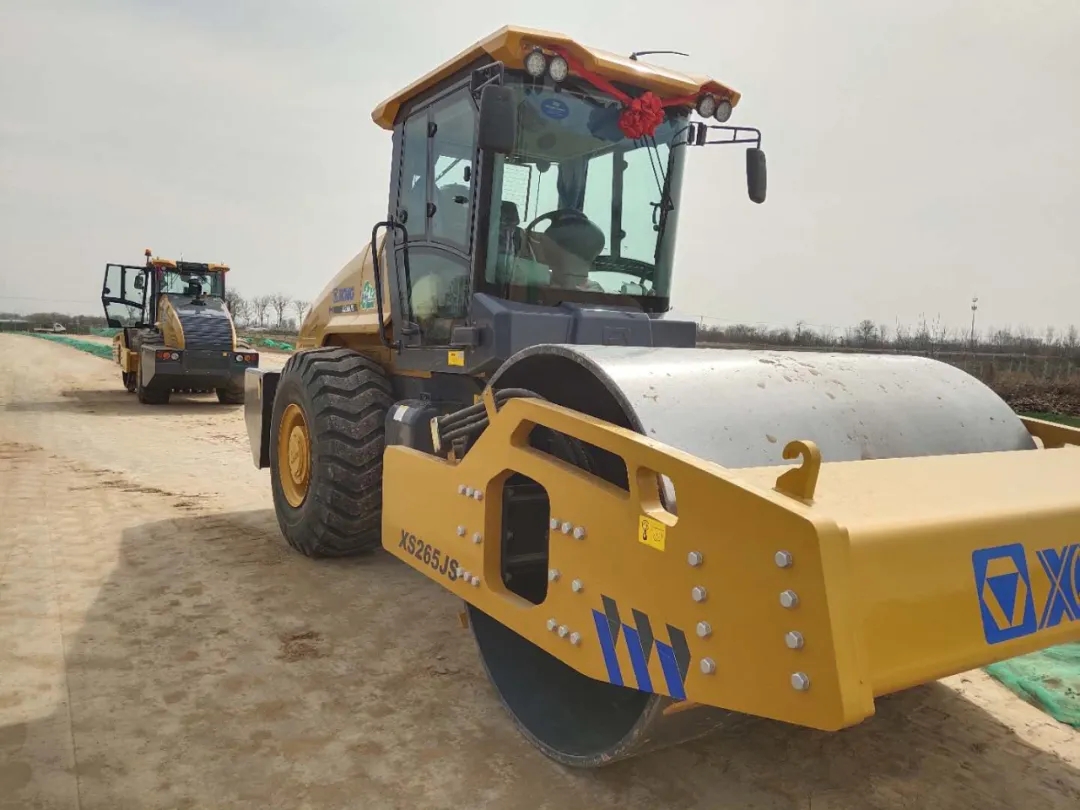 心博注册睿龙压路机XS265JS助力甘肃公路建设