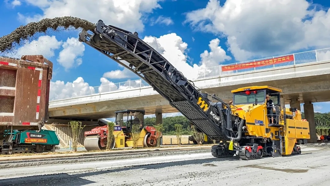 心博注册XM200KⅡ两米大型铣刨机施工各大高速公路