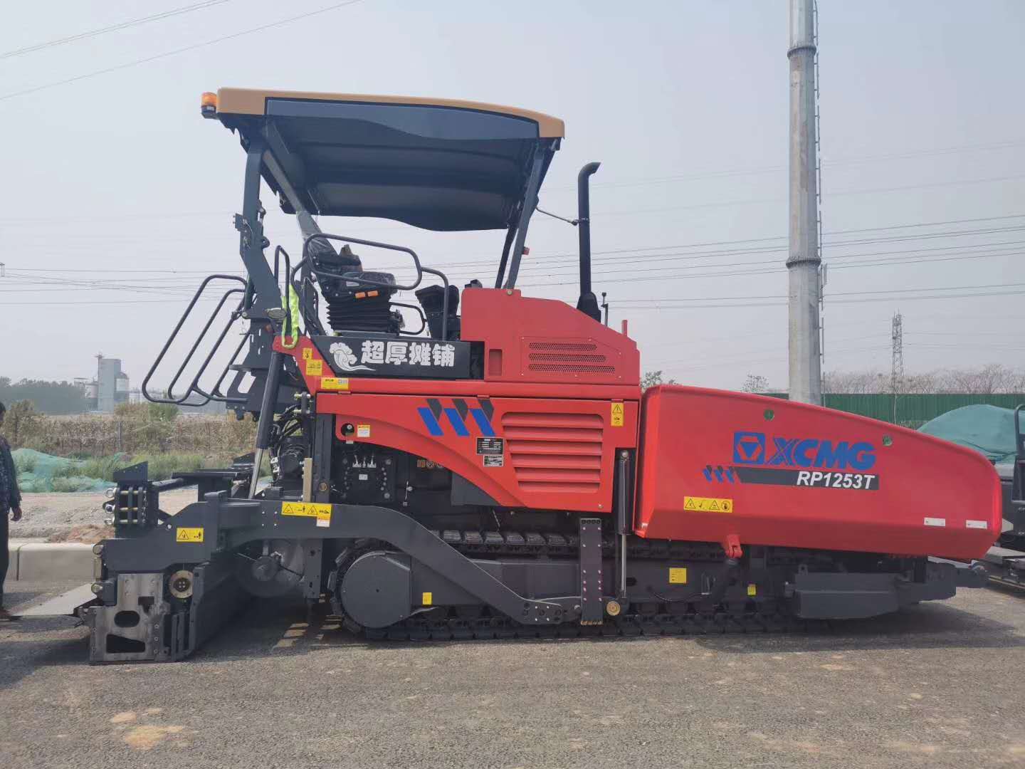 心博注册RP1253T中国红摊铺机助力河南公路建设