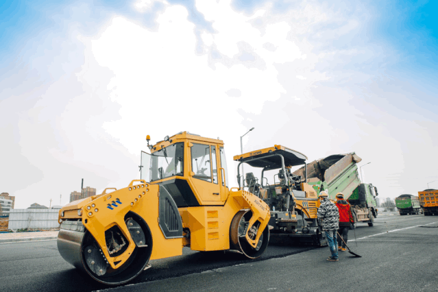 心博注册成套道路机械正在郑州施工