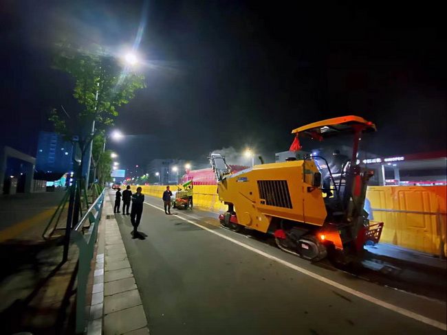 心博注册XM1205F摊铺机助力郑州市桐柏南路市政工程建设