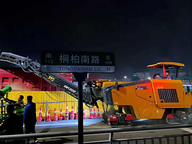 心博注册XM1205F摊铺机助力郑州市桐柏南路市政工程建设