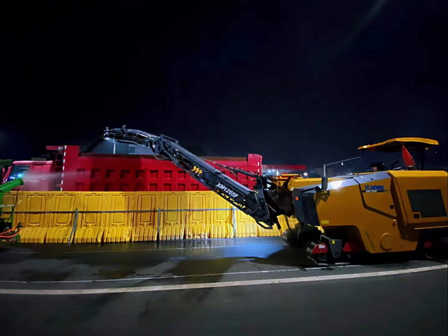 心博注册XM1205F摊铺机助力郑州市桐柏南路市政工程建设