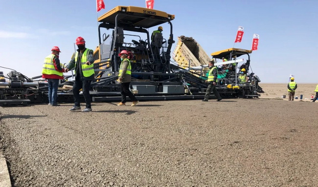 心博注册RP1655超大型摊铺机工作中