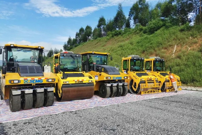 心博注册RP1655超大摊铺机携手成套路面军团现身中开高速