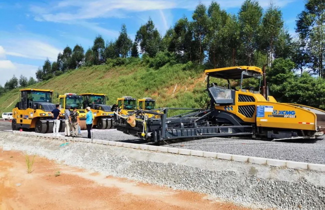 心博注册RP1655超大摊铺机的摊铺宽度达15.5米