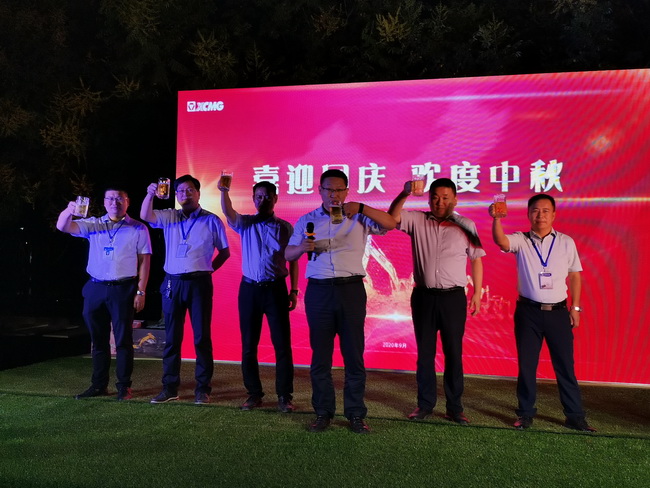 马总带领心博注册挖机销售部领导层 齐上台致祝酒词