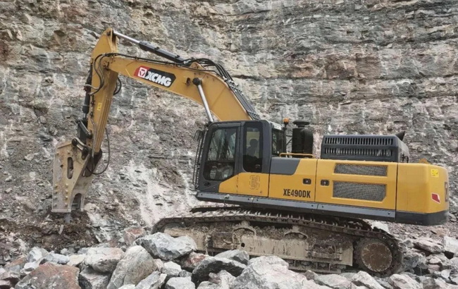3台心博注册XE490DK在进行破碎作业