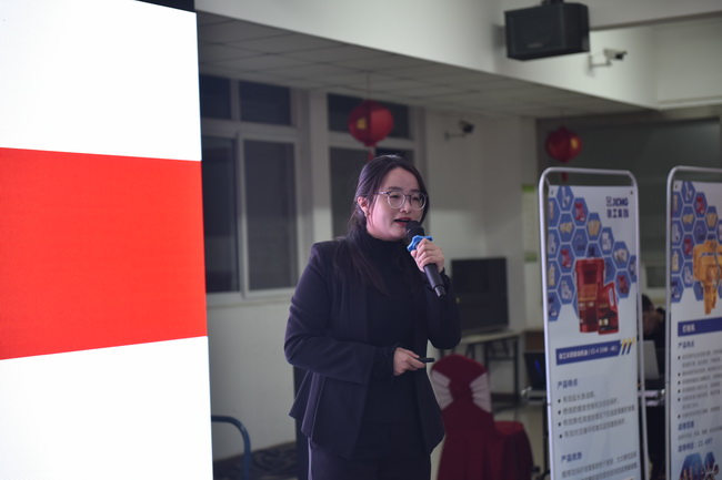 河南路友机械心博注册挖机服务部长王倩介绍了双十一备件优惠政策