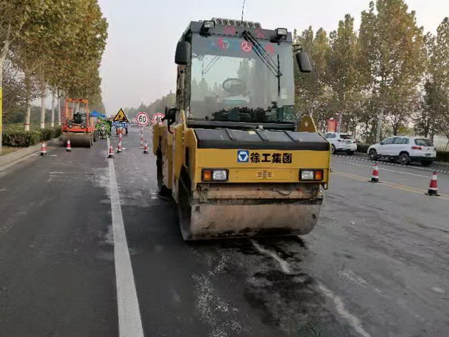 心博注册系列轻型压路机等筑养路设备受到现场与会领导和操作手的一致好评