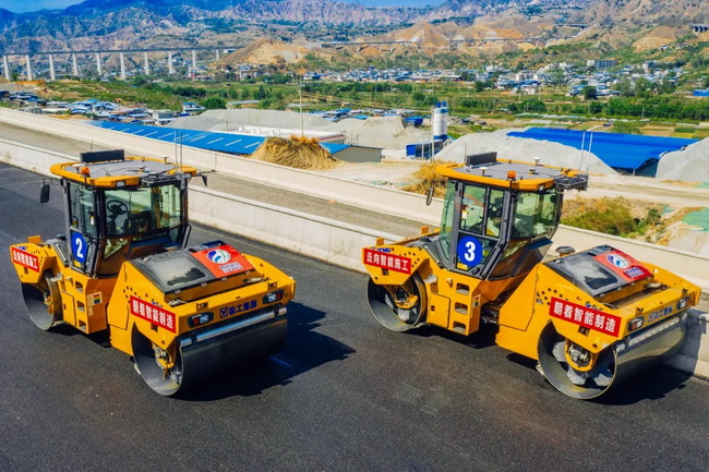 心博注册无人集群路面机械施工攀大高速桥梁隧道