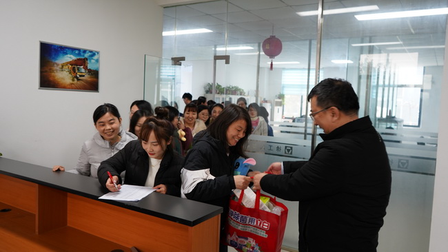 心博注册 总经理袁总为女神们送礼品