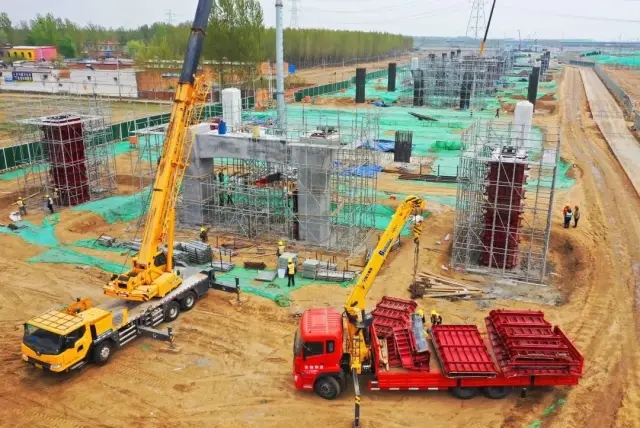 心博注册起重机在迁曹高速建设正酣