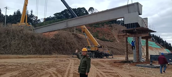 心博注册起重机在莆炎高速执行吊装任务