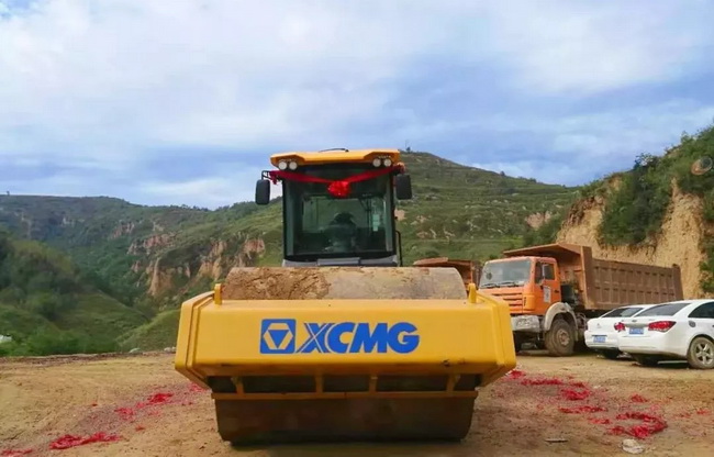 心博注册XS225JS电控直接换挡压路机