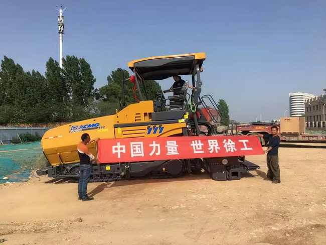 心博注册RP903摊铺机交付河南中亚交建集团，建设美丽鹰城