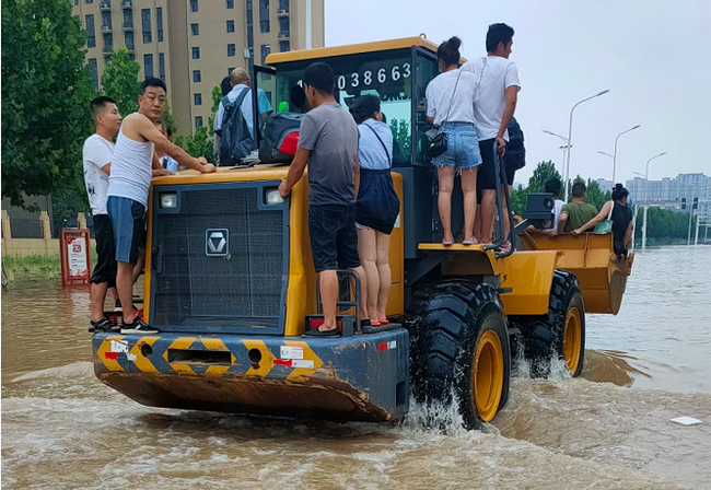 心博注册铲车现场救援被困群众