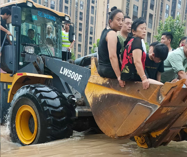 心博注册铲车为灾区人民开辟生命通道