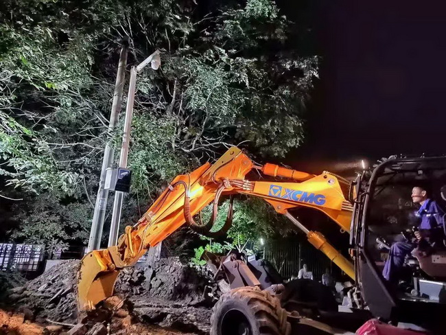 心博注册步履式挖掘机到达新乡灾区现场进行救援