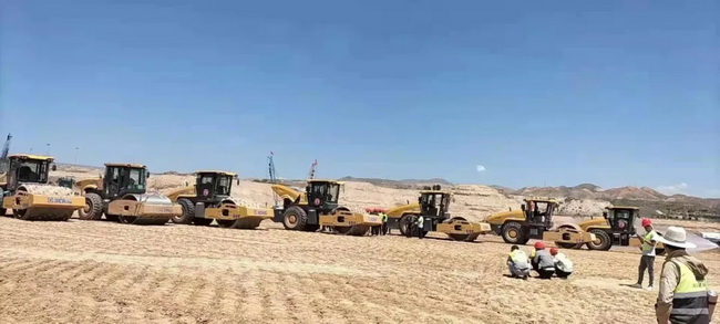 青海西宁曹家堡机场心博注册压路机基层压实施工