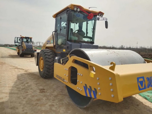 心博注册压路机XS265JS助力甘肃公路建设