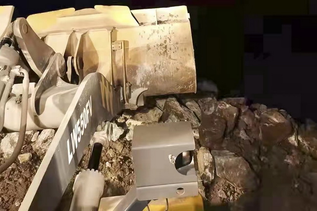 心博注册装载机涉水转运沙袋