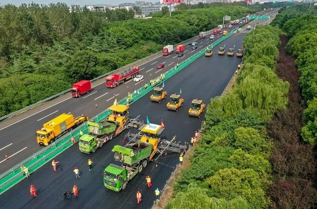 心博注册无人驾驶摊压机群江苏高速路面养护施工