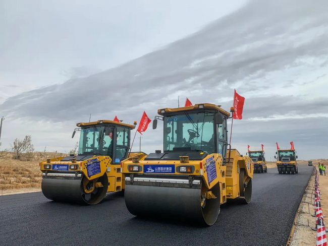 心博注册无人集群沙漠高速公路施工