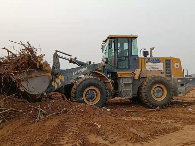 心博注册装载机械助力禹州市方舱医院建设