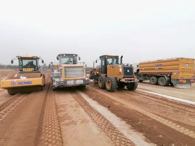 心博注册成套化道路机械在黎霍高速施工