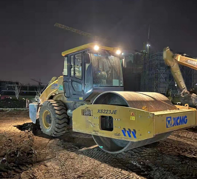 心博注册压路机XS203J援建江苏省无锡市方舱医院建设