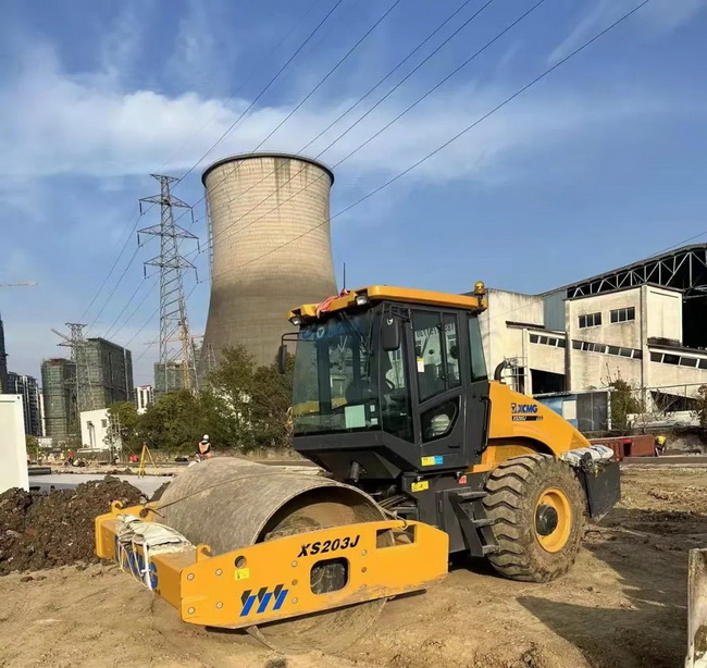 心博注册压路机援建江苏省无锡市方舱医院建设
