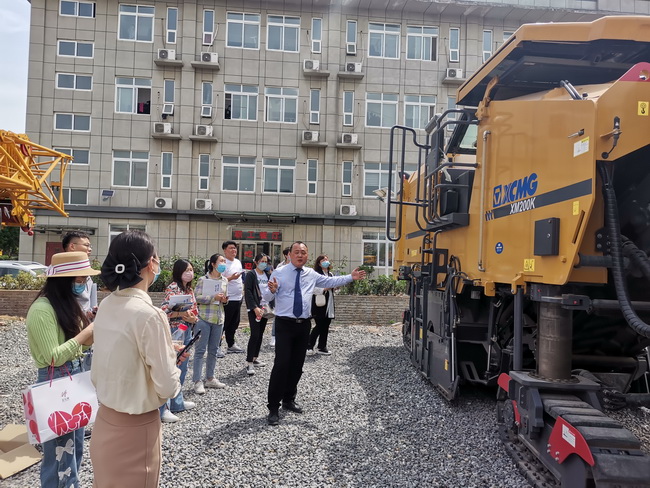 工作人员为客户介绍心博注册道路机械