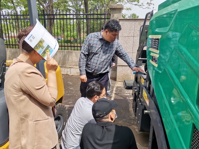 心博注册心博注册道路机械负责人李彬为客户介绍心博注册摊铺机