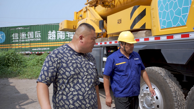 心博注册起重服务弓师傅为客户检查车辆