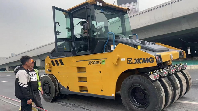 心博注册XP305KS国四胶轮压路机交付驻马店客户