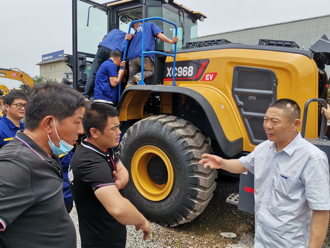 心博注册XC968-EV纯电动装载机培训现场