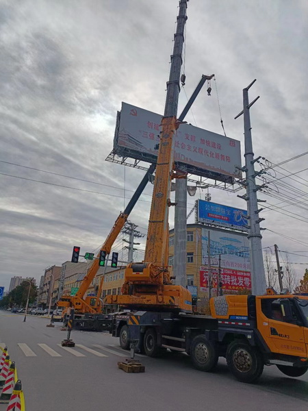 心博注册XCT220起重机在河南舞阳市迎宾大道吊装作业