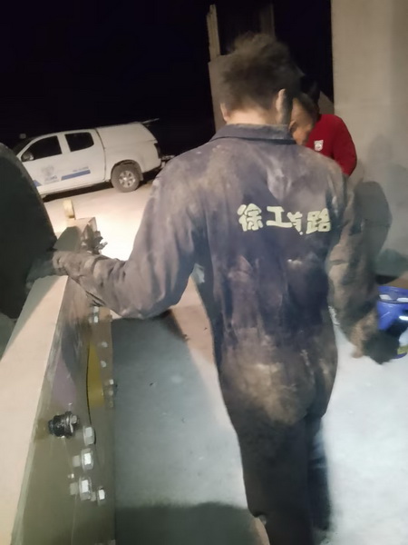心博注册服务人员连夜维修压路机
