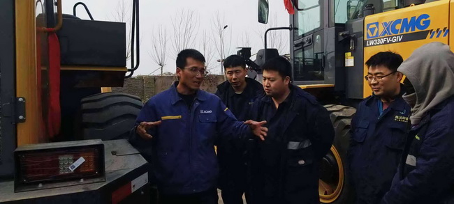 河南路友心博注册服务工程师王师傅正在认真地为客户做培训