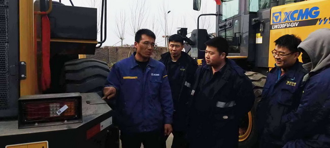 河南路友心博注册服务工程师王师傅正在认真地为客户做培训
