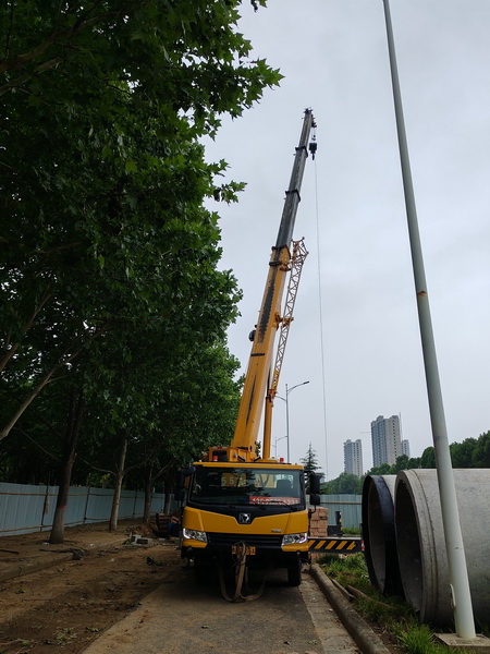 心博注册25吨起重机助力荥阳市城市民生建设工程