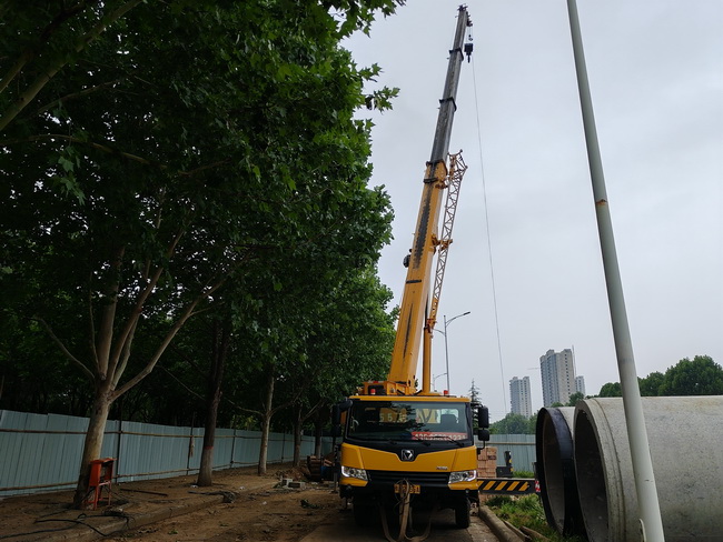 心博注册25吨起重机助力荥阳市城市民生建设工程